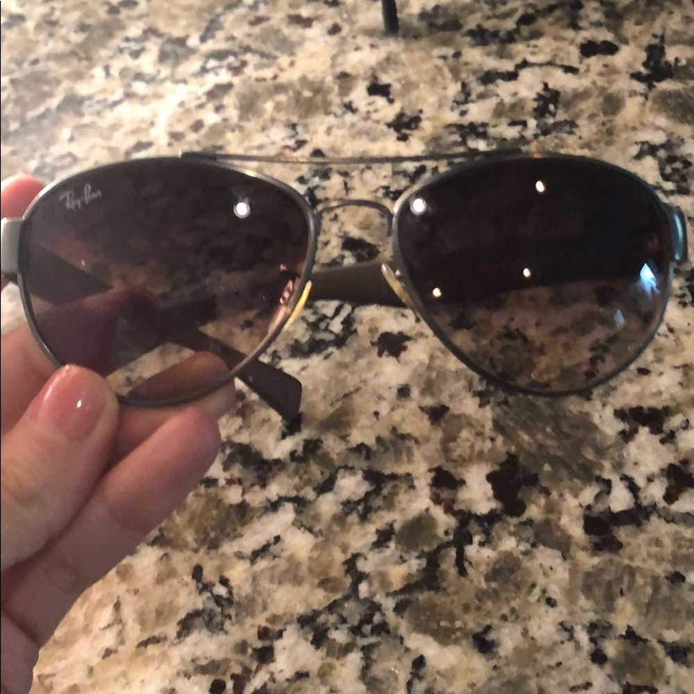 Ray ban aviator style.